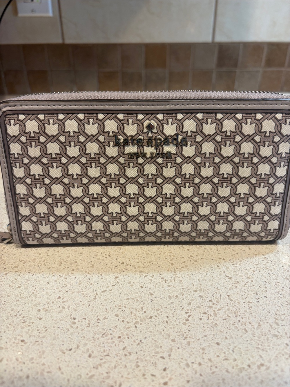 kate spade Beige & Taupe Saffiano Leather long wallet EUC